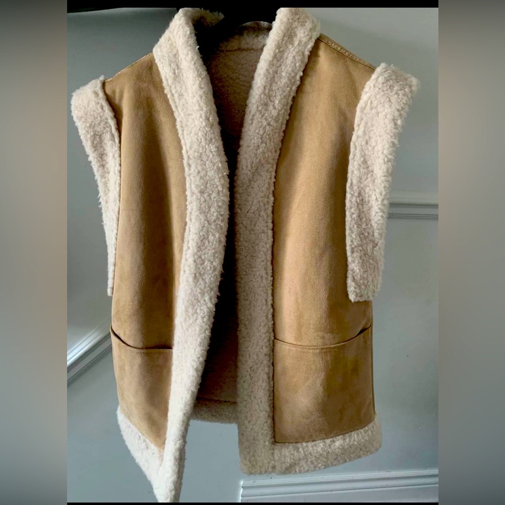 Brand-Cami NYC
Brand new, REVERSIBLE Suede/fur open front jacket.